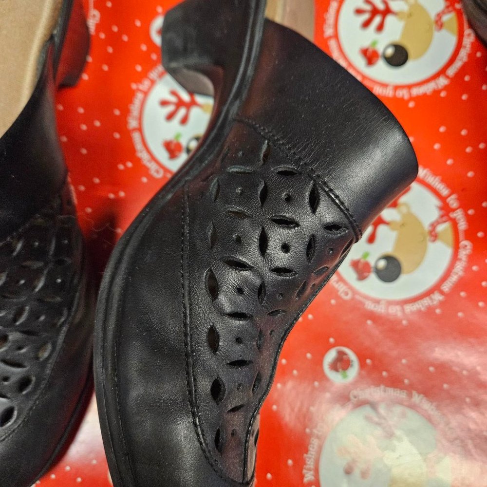 Clarks ladies shoes - size 9.5M
